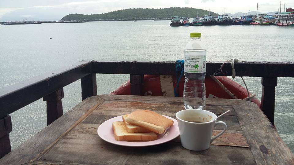 ตัดมาตอน 7 โมงเช้าของวันใหม่ กับกาแฟ+ขนมปังปิ้ง นั่งมองฝูงปลาเล็กขึนเล่นน้ำ
ลมพัดเย็นๆ บรรยากาศแบบน