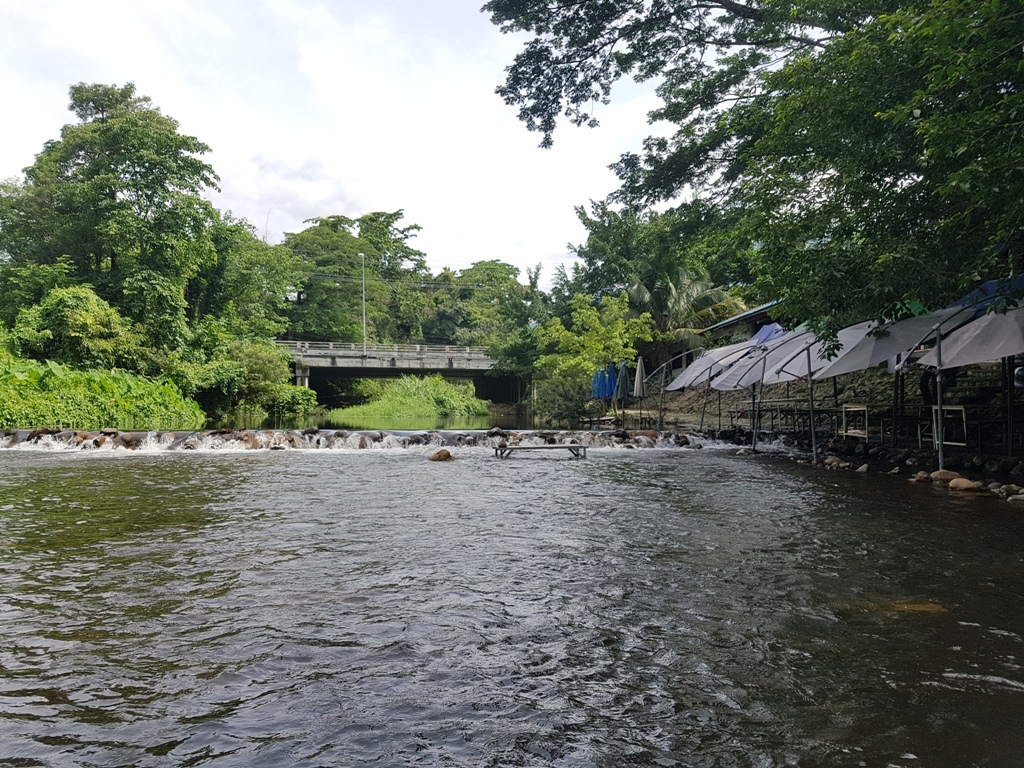 ผมเดินเลยสะพานมาอีก  จนทะลุมาร้านอาหารอีกฝั่ง 