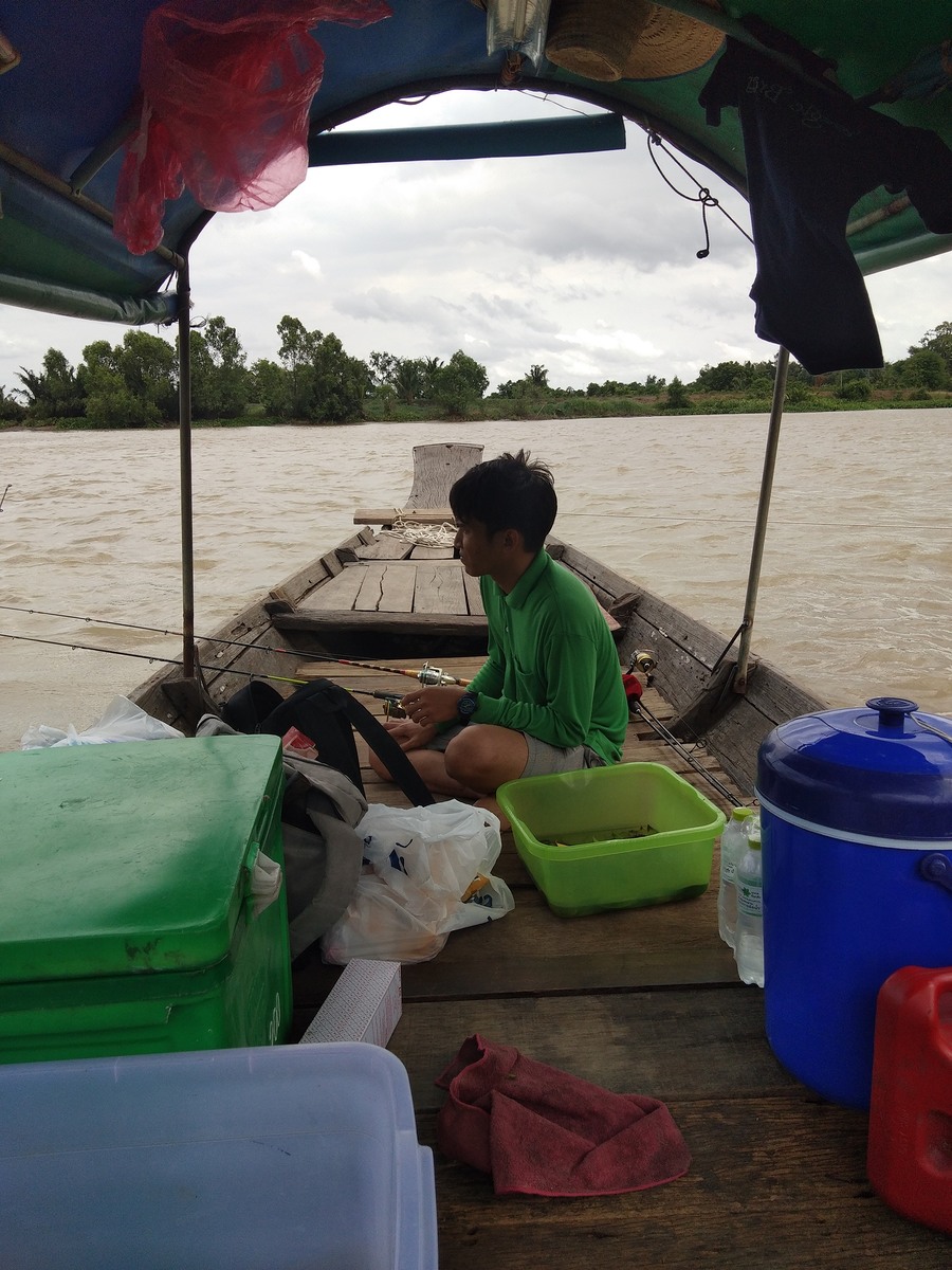 เอาไงดีหัวเรือ...ลมก็แรงฝ่นตกแน่ๆ.....ลมอย่างแรงอะน้ำกับลมพัดสวนทางกันจอดเรือยากมากแถมพักตบเยอะด้วย