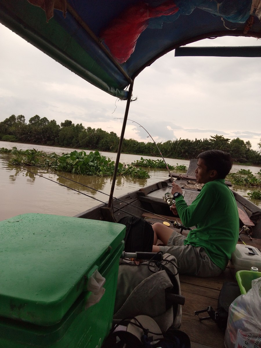 กำลังถ่ายรูปอยู่เลยหัวเรือมีเสียง..ใหญ่ๆๆๆๆๆเราโยนโทรศัษทิ้งเลยหาสะวิง