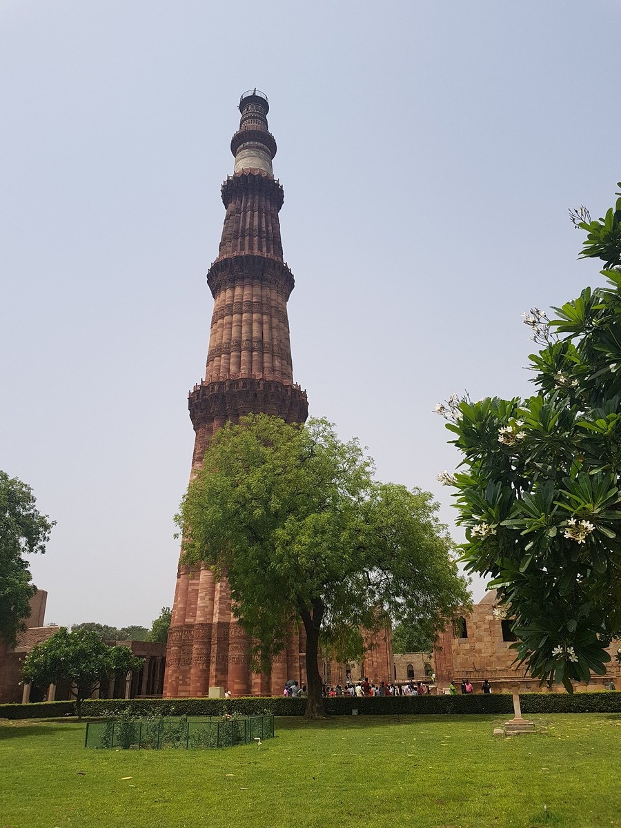 สถานที่แรกที่ไปคือ Qutub Minar
เป็นสิ่งก่อสร้างที่เป็น มรดกโลก จาก ยูเนสโก้
สร้างขึ้นราวๆ ปี คศ 11