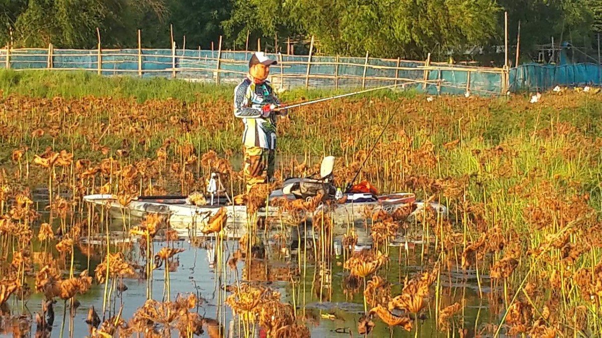 พายเรือคายัคตกปลาแบบ ฟินๆ รับบรรยากาศที่สดชื่นช่วยเติมเต็มวันหยุดได้ดีจริงๆ   :smile: :smile: