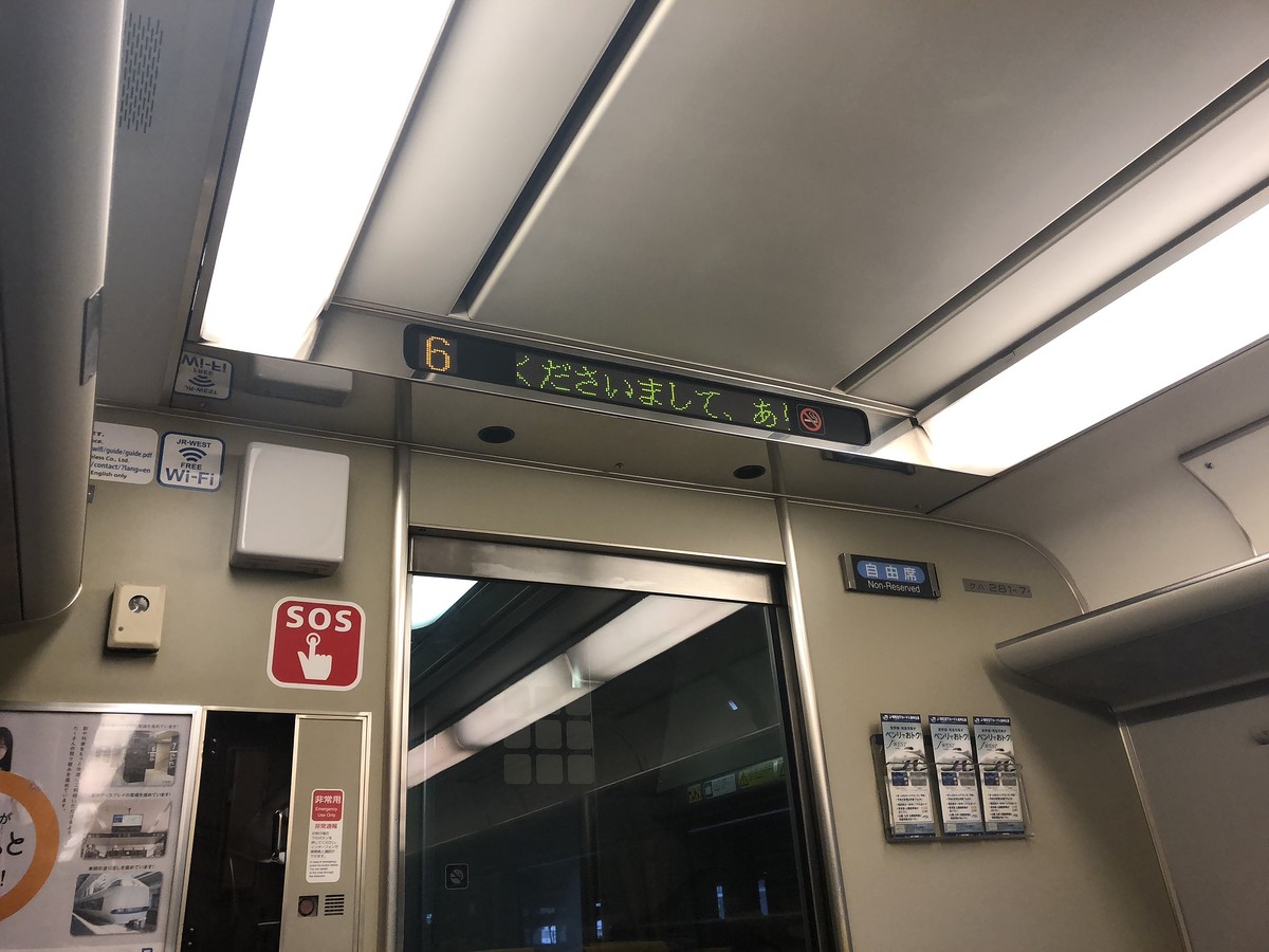 
 [center]เข้ามานั่งในรถไฟ สบายๆครับ คนไม่เยอะ เนื่องด้วยไปวันธรรมดา[/center]

 [center] :laughin