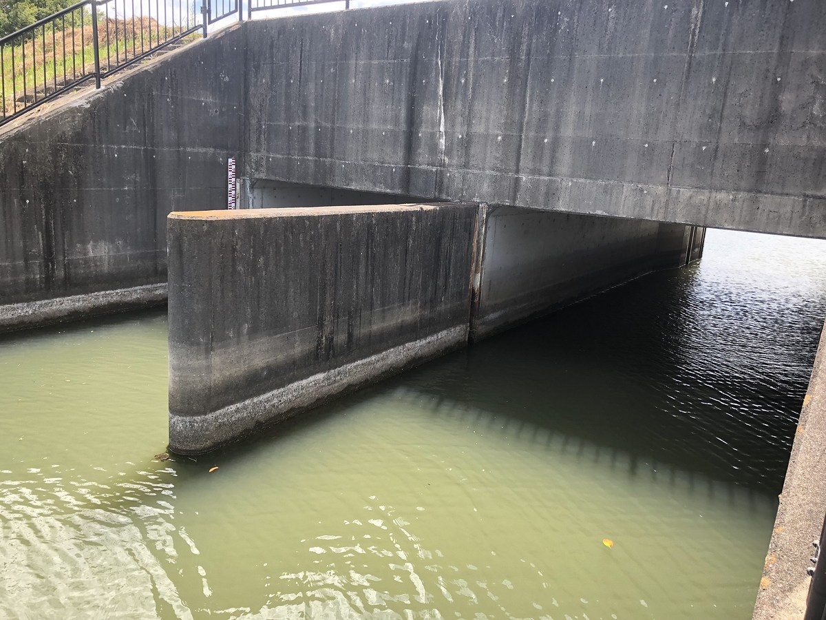 

 [center]ข้ามสะพานมาอีกรอบ ก็เจอประตูน้ำ จุดยุทธศาสตร์ที่ในการ์ตุนบอกไว้ครับ[/center]

 [cente