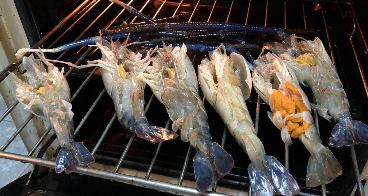 เริ่มเมนูแรกกันเลย
กุ้งก้ามกาม ผ่าท้องออก...เข้าเตาอบ กลิ่นหอมอ่อนๆก็ลอยไปตามลม ชวนให้คนที่บ้านน้ำล