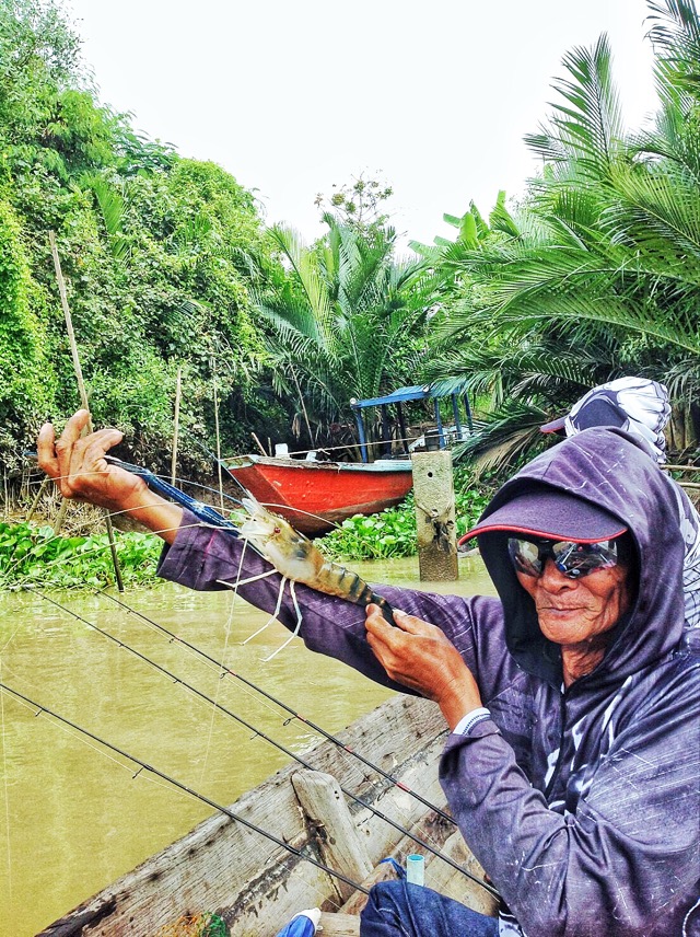 
......เรืออีกลำ ยังส่งภาพมาต่อสู้เรื่อยๆ แต่เอ๊ะ! ไหงมีแต่รูปน้าเบี้ยวคนเดียว?? หรือว่าคนอื่น.....