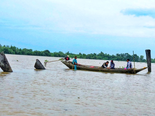 
......เรืออีกลำ พยายามทุกวิถีทางเร่งทำแต้ม หลังจากทริพที่แล้วพี่ท่านเล่นผมซะกระจุย 6 ต่อ 41 ทริพวั