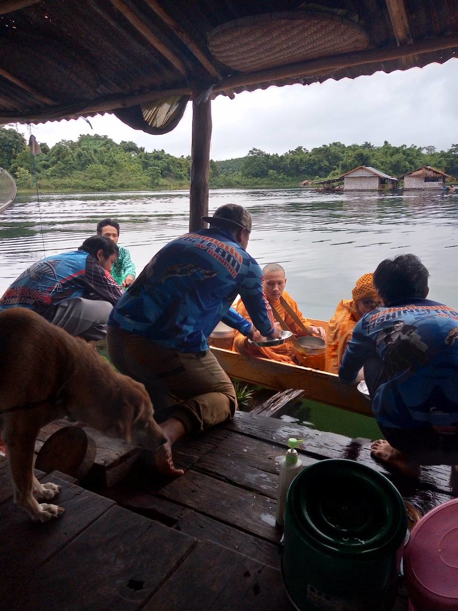 พระมาบิณฑบาตรพอดีใส่บาตรขอพรให้ตกปลาได้เยอะๆ ฮ่าๆ 