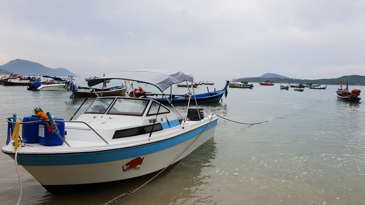 เรือจอดรออยู่แล้วคับ โทรสอบถามไต๋กำลังมาคับ โหลดน้ำมัน เผื่อๆไว้ออกหมายไกล