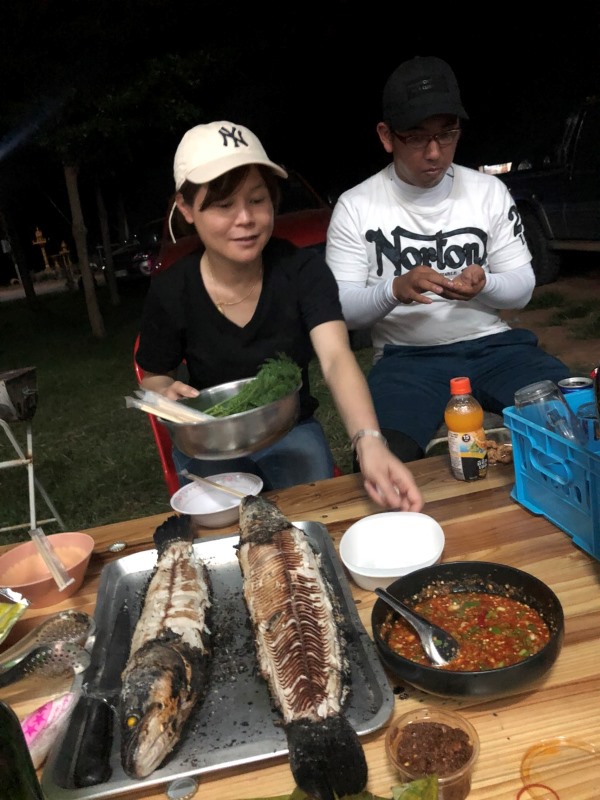 ชาวต่างชาติมาบุกรังชะโดทั้งที เจ้าถิ่นขอเสิร์ฟด้วยเนื้อชะโดเผาหอมๆ เลยละกันครับ วิถีเรา กิน บ้าง ปล่