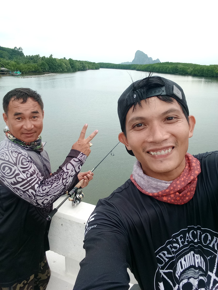 ทริปนี้ เราเปลี่ยนสถานที่ตก ไปแนวกันคลื่นปากน้ำตะโก กันบ้าง รอบนี้ผมไปกับพี่ชายสุดหล่อและใจดี พี่ก้อ