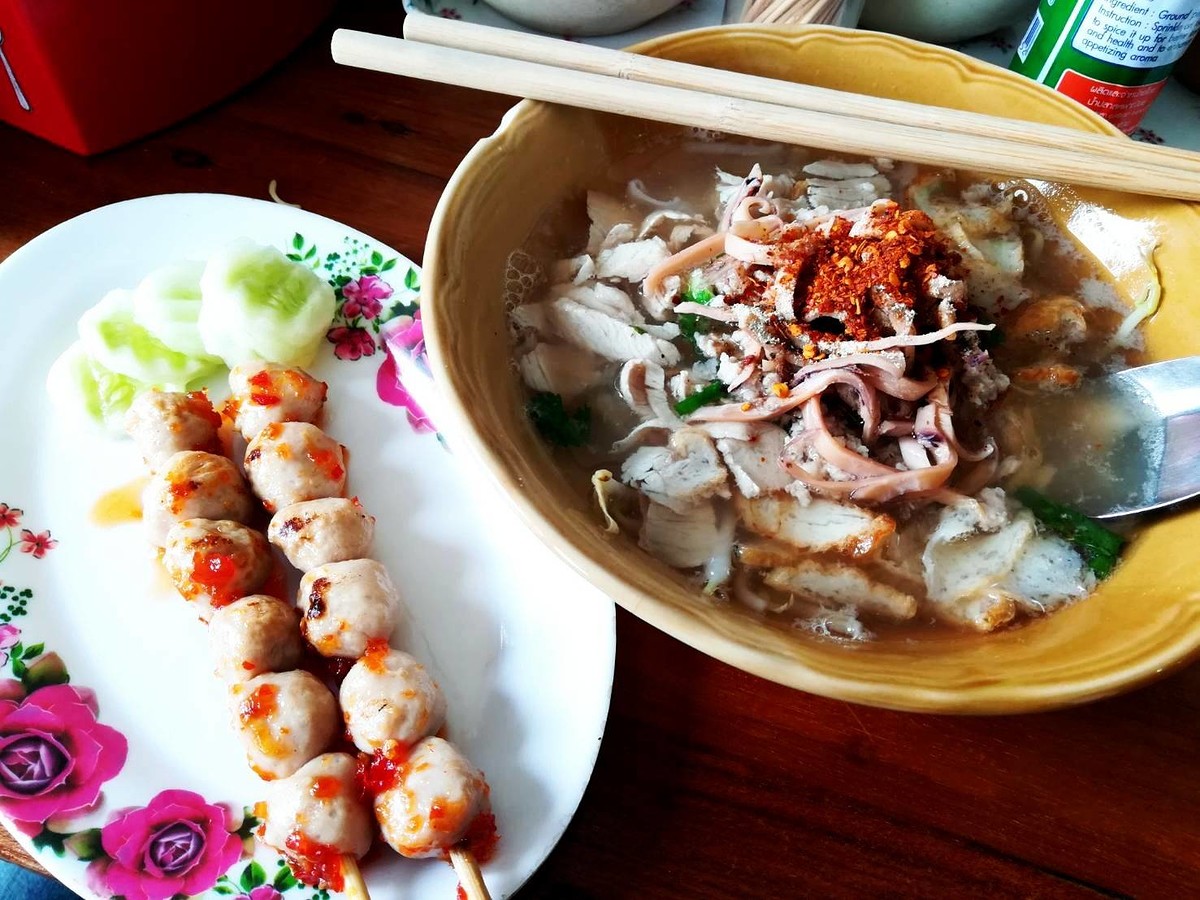 เถรไถล จนเที่ยง แวะกิน ก๋วยเตี๋ยวอีหชาม  ร้านบ้านบึง ซอย12 หลังเซ็นทรัล ชลบุรี