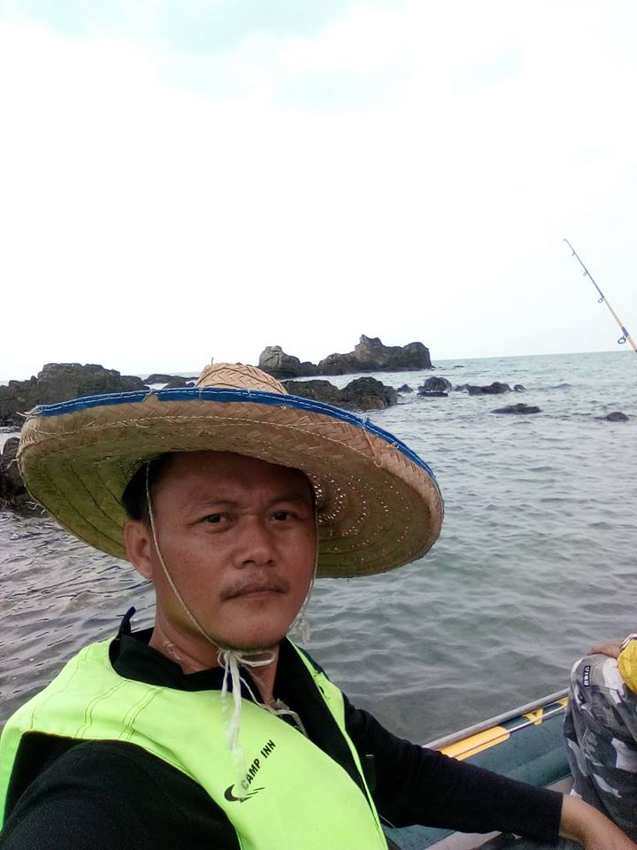 กองหินหน้าหาด  ที่มีอยู่หาดเดียวของเกาะแมวครับ 
แต่เจอปัญหาเครื่องเหมือนจะไม่มีแรง คาบิวน่าจะตัน หร