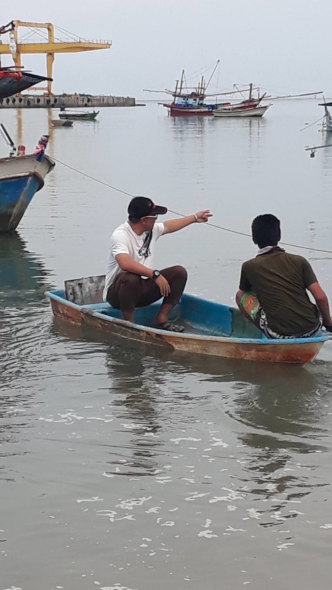 มาถึงก็ลงเรือพายไปขึ้นเรือครับ