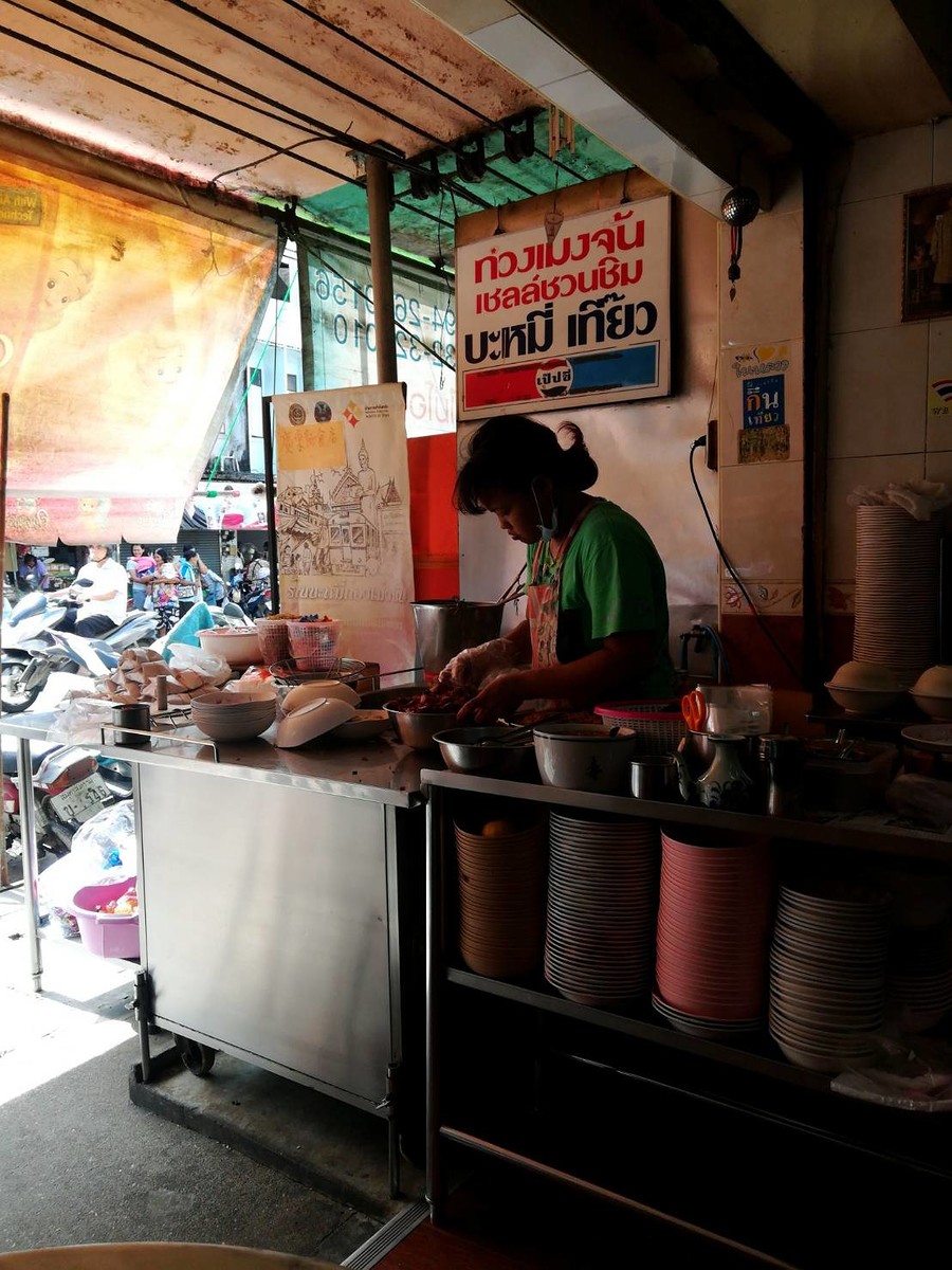 ถึงตลาดแม่กลอง แถวๆ สถานีรถไฟแม่กลอง  หรือตลาดร่มหุบ แวะ กินบะหมี่เจ้าดังเจ้าอร่อย ซักชาม  ก๋องเมงจั