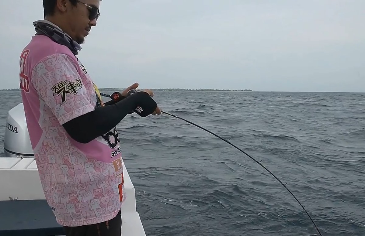 ผมตามมาติดๆ ครับชุดสำรอง evergreen poseidon + okuma komodo 364 อย่าถามครับได้ตัวอะไร ฟลูโร 40 lb รับ