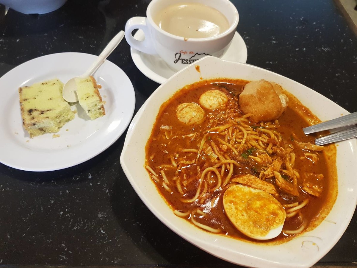 มื้อสุดท้ายที่มาเลครับ ก๋วยเตี๋ยวแกงกะหรี่ผมเรียกมันข้าวซอยมาเลครับ รสชาติพอกินได้