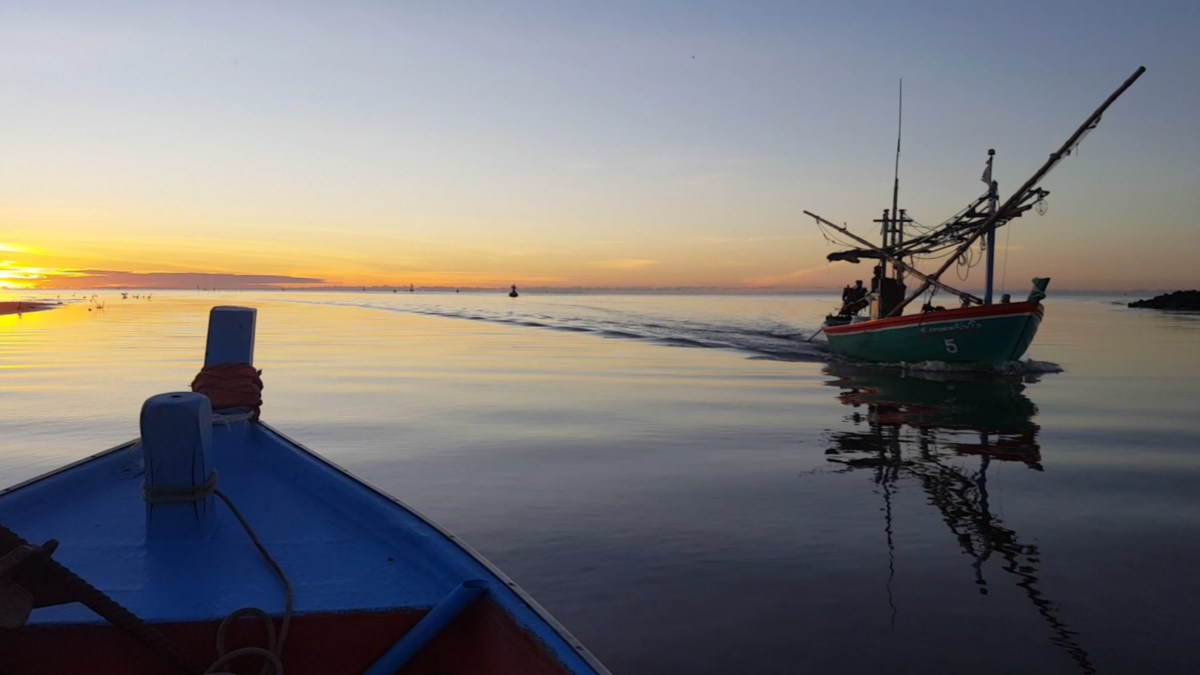 ผมนี่ชอบมากเลยครับ ... รูปเรือกับแสงสะท้อนในน้ำ ... สวยจริงๆ ธรรมชาติสร้าง