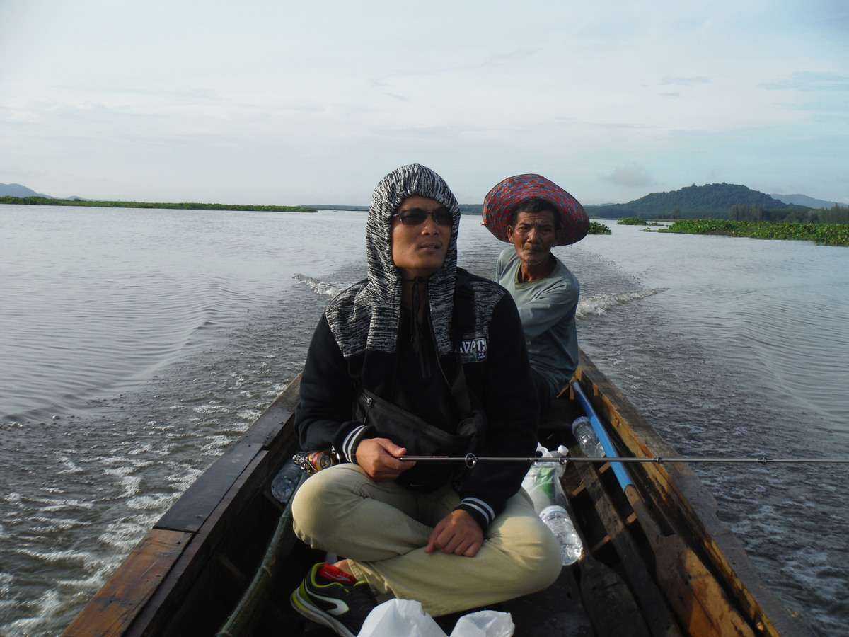 ลงเรือคู่กับพี่บอม โดยมีลุงเพ็ญเป็นไต๋ให้ครับ