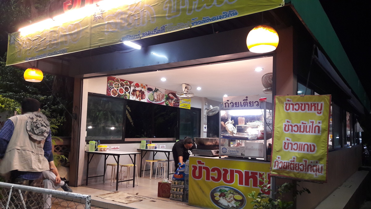 ที่ร้านพี่ใหม่ มีทั้งข้าวแกง ตามสั่งและต้องสั่งถ้าอยากจะกิน 555555
        มีหลากหลายเชิญอุดหนุนกัน