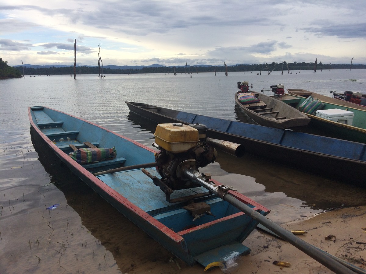 
... จับได้เรือลำนี้ ...

... เรือที่นี่ ลำใหญ่ แข็งแรง ไม้เนื้อแข็งทั้งแผ่น ไร้รอยต่อ ...

...