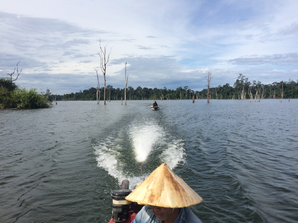 

... เราวิ่งเรือไป โดยมีเจ้าถิ่นตามหลัง ...

... เอ้ะ ยังไง 555+++ ...

 :laughing: :laughing