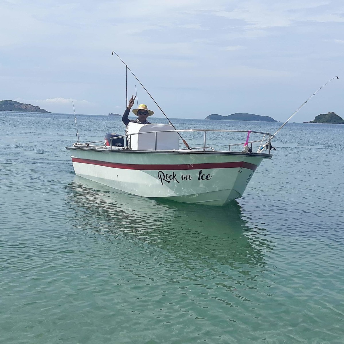 ตัดมาที่บรรยากาศยามเช้า 
ตอนเอาเรือลง ลำนี้โมลช่างตึ๋งบ้านฉาง ขนาด17'
เกาะด้วย Tohatsu 50HP 
3-4ท