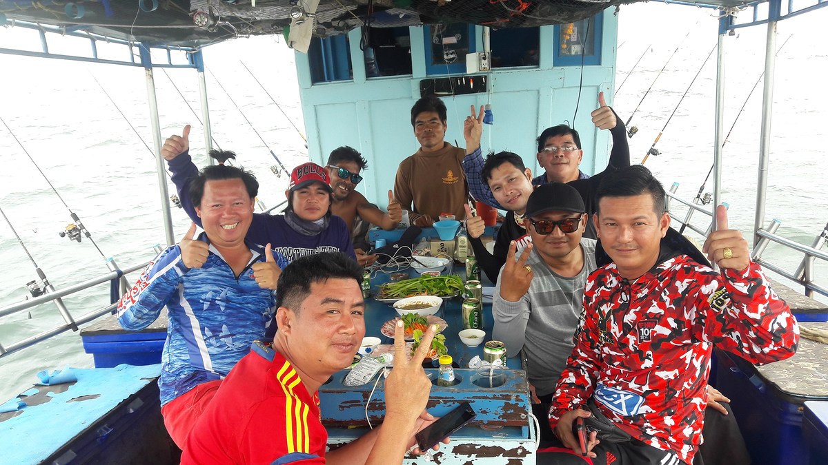     ก่อนจะกินถ่ายรูปไว้เป็นหลักฐานก่อน.......เด๋วจะมาโวยทีหลังว่าไม่ได้กินไม่ได้นร้าาาาาา :laughing: