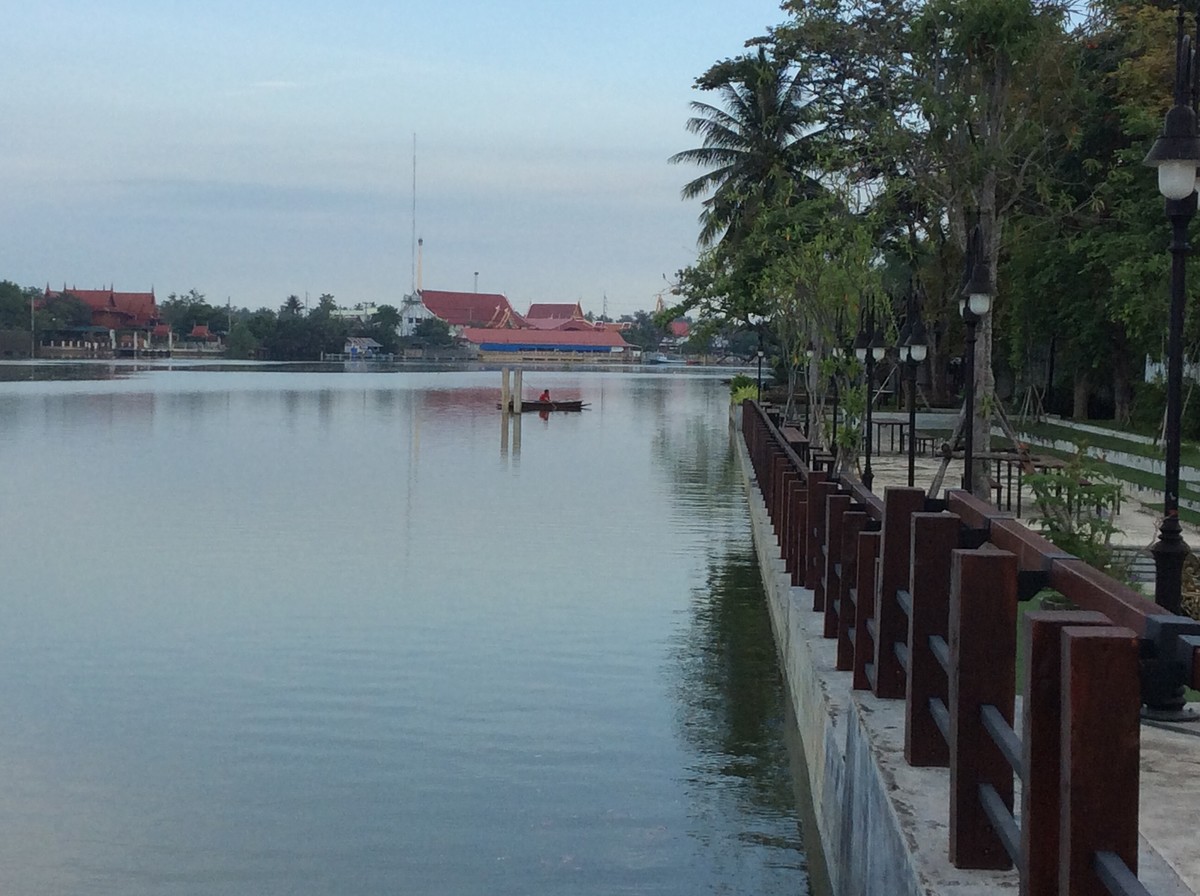 มีเรือตกกุ้งด้วยใครจะมาพักที่นี่มีท่าเทียบเรือนั่งตกกุ้งสบายเลยครับ :smile: :smile: :smile: