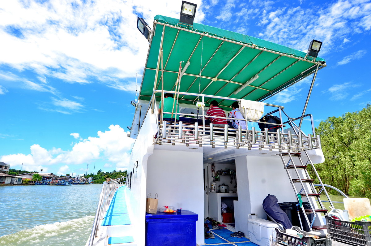 ท้ายเรือพร้อมที่ปักคันมากมายรองรับคันเบ็ดของผู้ร่วมทริปได้ทั้งลำ :grin: