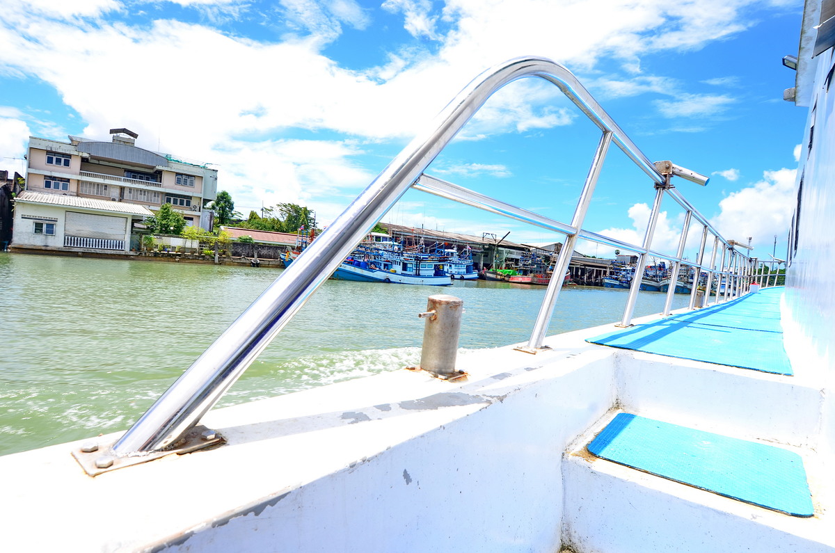 ท่าเทียบเรือและสะพานปลาริมแม่น้ำที่ไม่คึกคักเหมือนเมื่อก่อนหลังจากมีการปรับเปลี่ยนกฎหมายในการจับสัตว