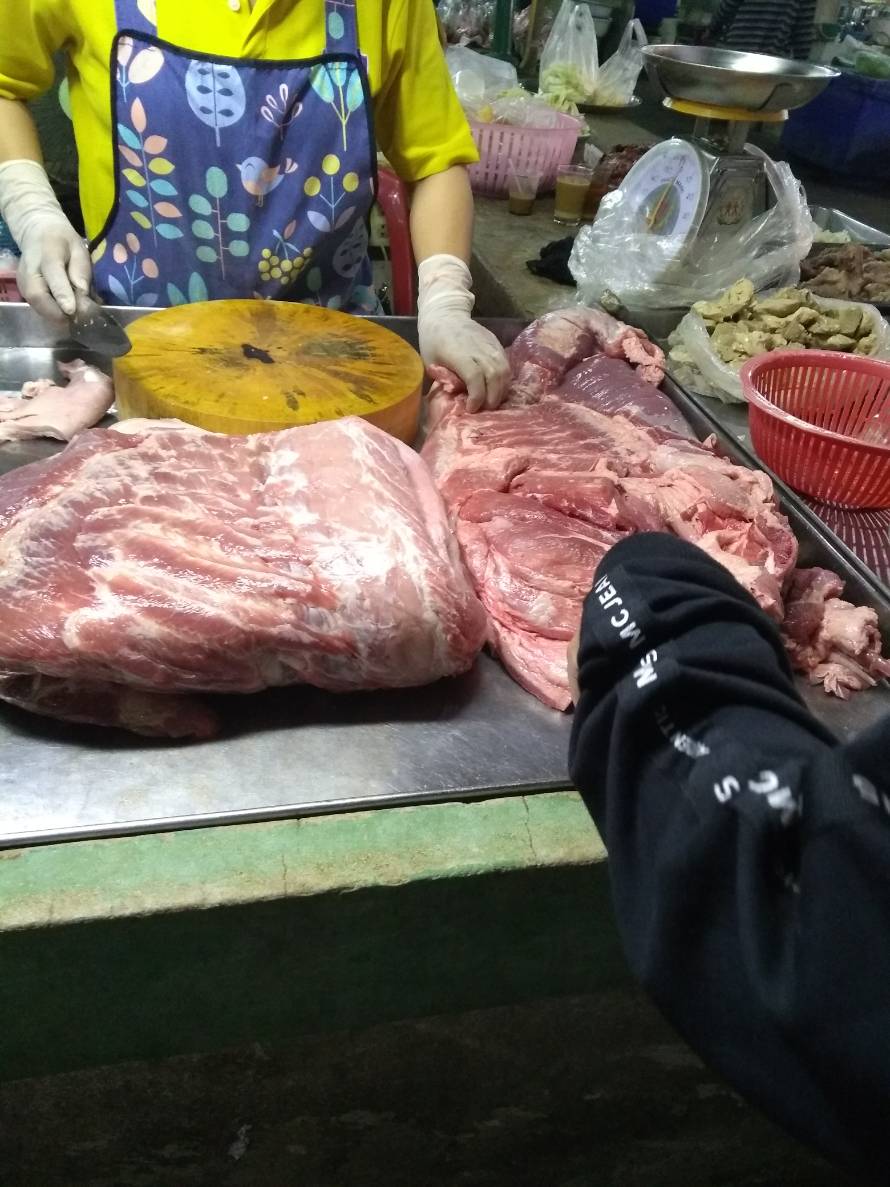 ขาดไม่ได้ก็หมูนี่และครับไว้ทำข้าวต้มเช้า ทริปนี้ เราจะทำอาหารกินเองทุกเมื้อเลยครับ หุงข้าวเอง สู้ๆคร