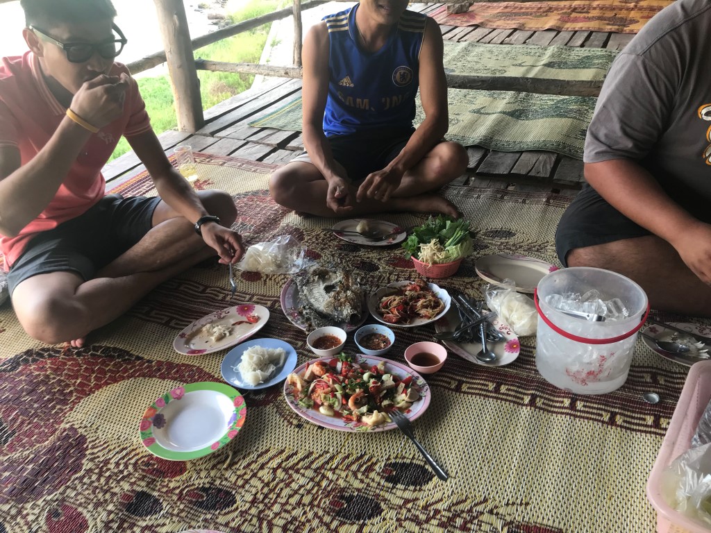 ทีมงานมารอ กินกันก่อนเลย