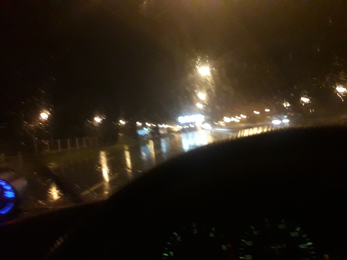 ขับมาถึง มอเตอร์เวย์ ทางจะไปชลบุรี ฝนตกเป็นช่วงๆครับ

ใจคอไม่ดีเลย แต่รู้ว่าแถวนี้ฝนตก ดูจากแอป.. 