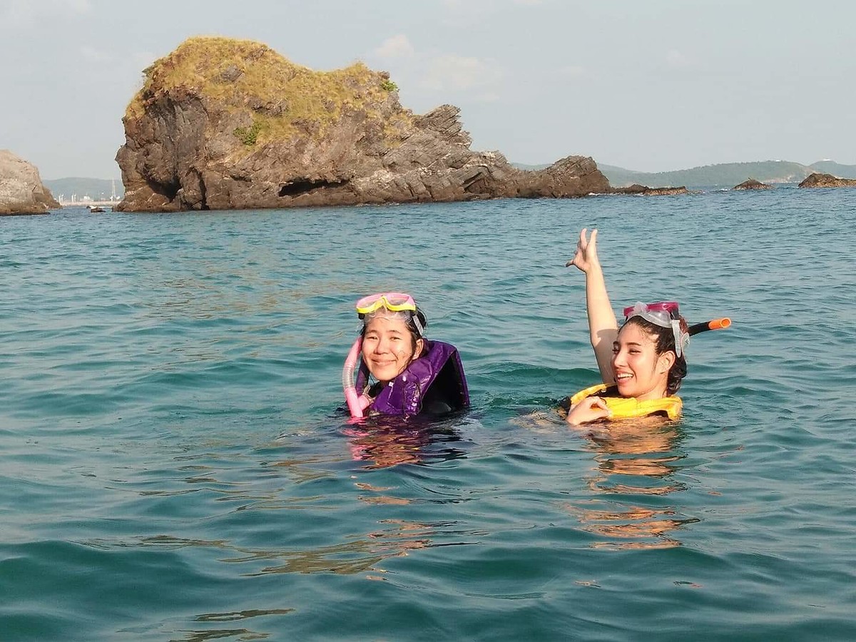 มาถึงจุดที่2 เกาะยอ สัตหีบ 
ถ่ายรูปกับวิวเกาะสวยๆ พร้อมดำน้ำจุดแรกครับ :cheer: