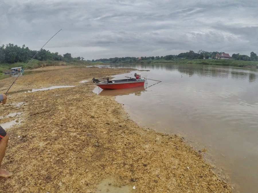 

 [center][b]ขับเรือขึ้นมาสิงห์บุรี หมายเเรกเป็นเกาะกลางน้ำท้านหัวรอ[/b][/center]

 [center]:gr