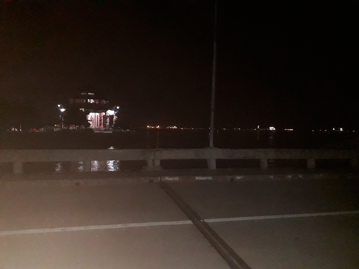ถึงสะพานรอเรือ ก็ยังมืด ไปนั่งรอตรงหน้าเวทีดีกว่ามีไฟส่อง ยุ่งไม่ค่อยมี.. รอสว่าง จะไปลองตกปลาแถวท่า