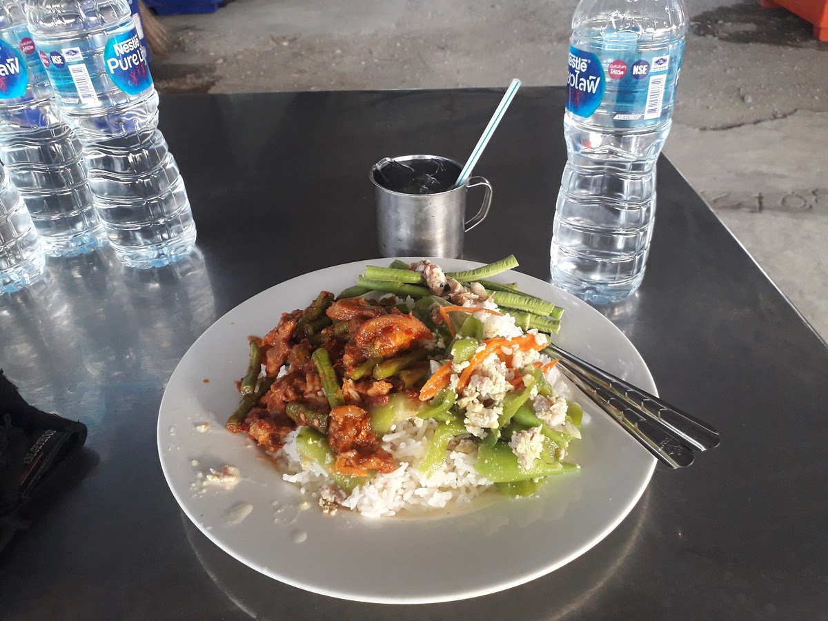 แวะกินข้าวก่อน..  ข้างแกงข้างทางสบาย