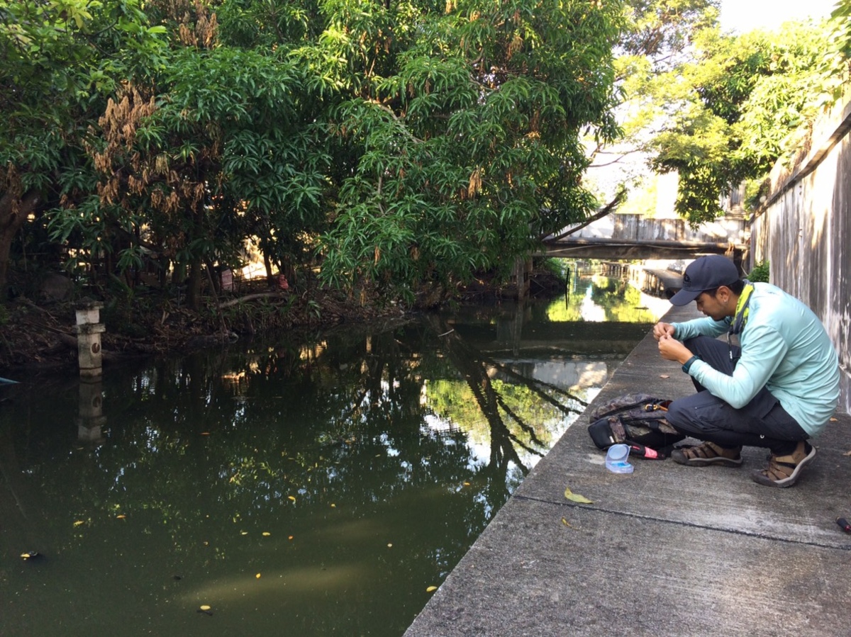 สภาพหมายก็รู้ๆกันอยู่ครับ "คลอง" ที่ซึ่งมีบ้านเรือนเเละชุมชนอยู่อาศัย สิ่งของ ขยะ เเละสิ่งปฏิกูล อัน