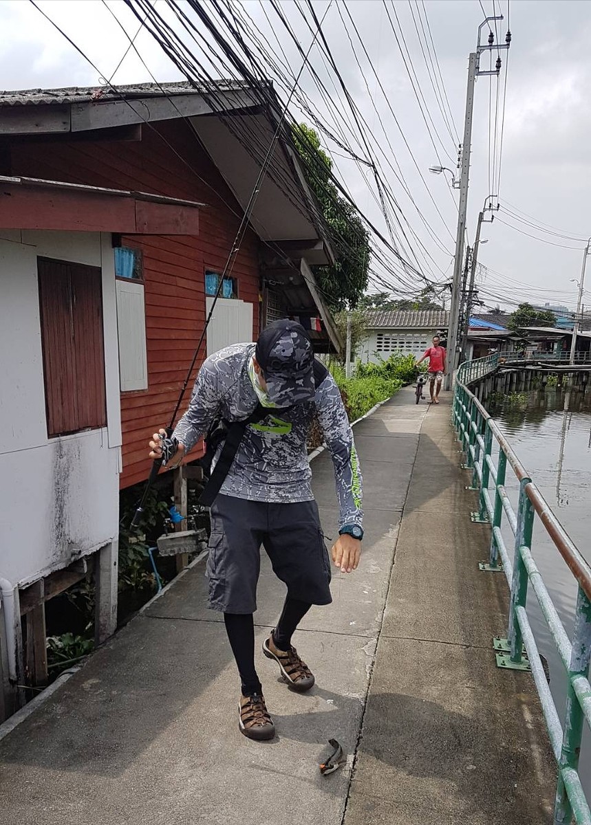 บ้านเรือนผู้คน รถที่ผ่านไปมา ส่ยไฟฟ้าระโยงระยาง city fishing