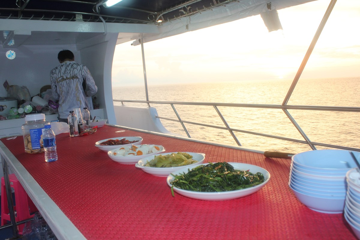 breakfast on boat ข้าวต้มกุ้ย  :smile: