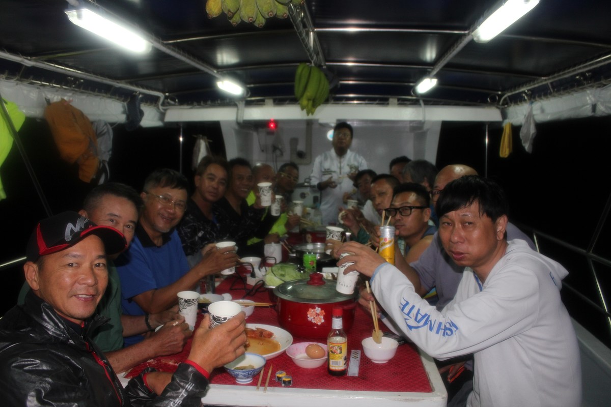 dinner in boat  :umh: