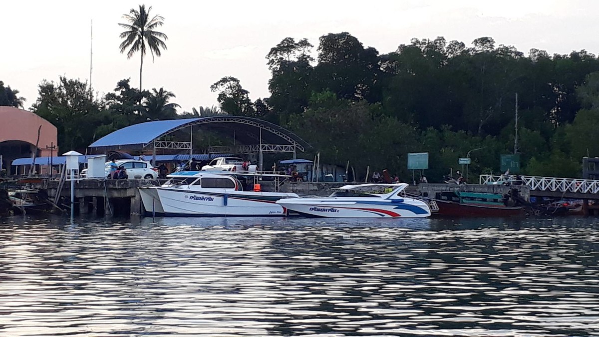 เดินทางถึงท่าเรือตามเวลานัดเปะ ไต่นัดลงเรือ 06.00 น.