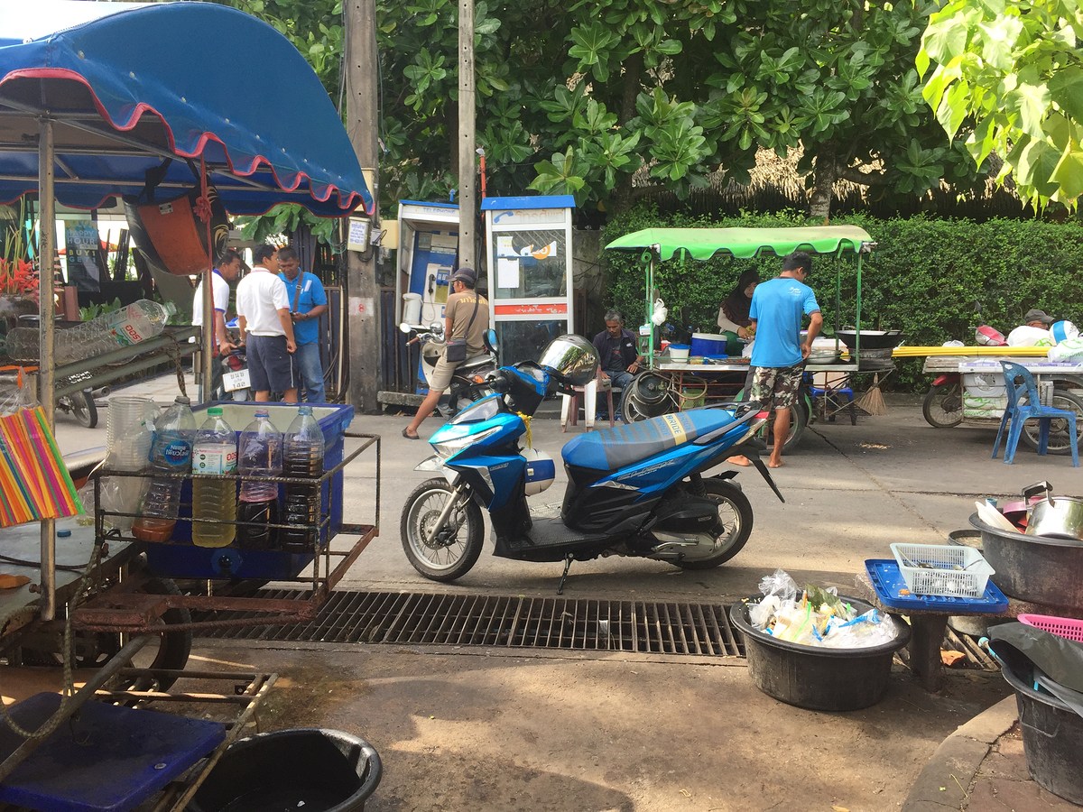 ด้านข้าง ๆ ท่าเรือมีร้านข้าวราดแกง รสชาติอร่อยเลยล่ะ ถูกอีกด้วย แล้วแนะนำไก่ทอดร้านนี้ด้วยอร่อยแบบที