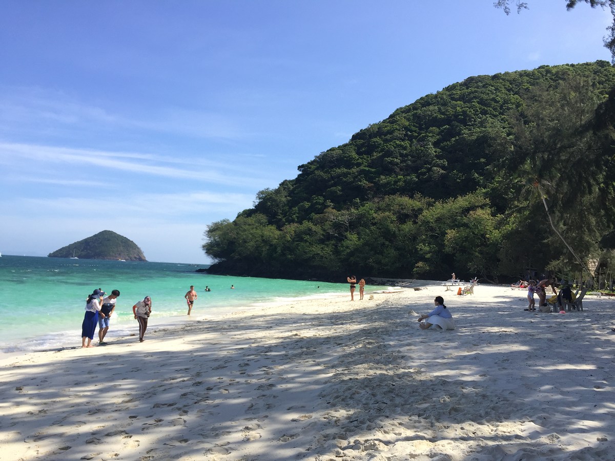 หน้าหาดที่แสนเงียบสงบ เหมาะกับการพักผ่อนกับคนรู้ใจ
และครอบครัวก็เหมาะ ส่วนมากคนไทยไม่ค่อยมากัน

จ