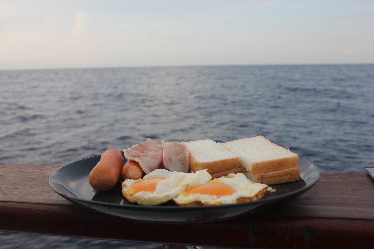 breakfast on boat 