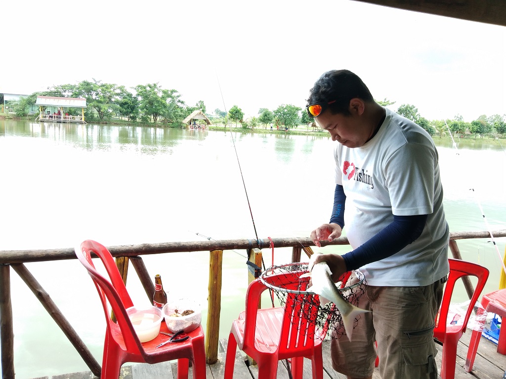 หลังจากที่มาถึงบ่อตกปลาและสวนอาหาร Golden Fishing Rod แล้วเราก็เลือกซุ้มที่เราจะนั่ง แต่ใจจริงผมอยาก