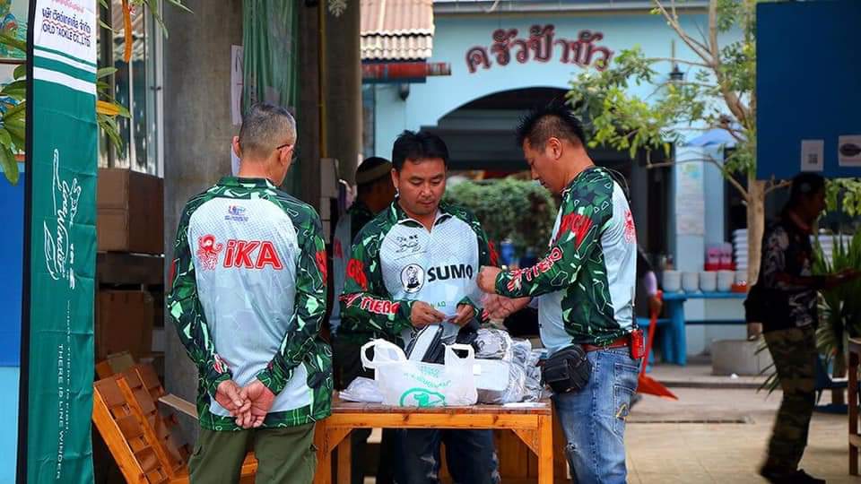 พี่ตุ้มและทีมผู้จัดการแข่งขันในครั้งนี้ครับ