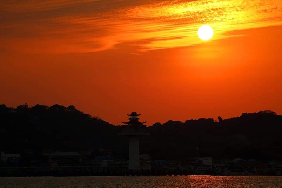 บรรยากาศตะวันจะลับฟ้าเกาะสีชังถ่ายจากเกาะขาม สวยงามมาก แค่เสพบรรยากาศและสูดโอโซนให้เต็มปอดก็คุ้มสุดๆ