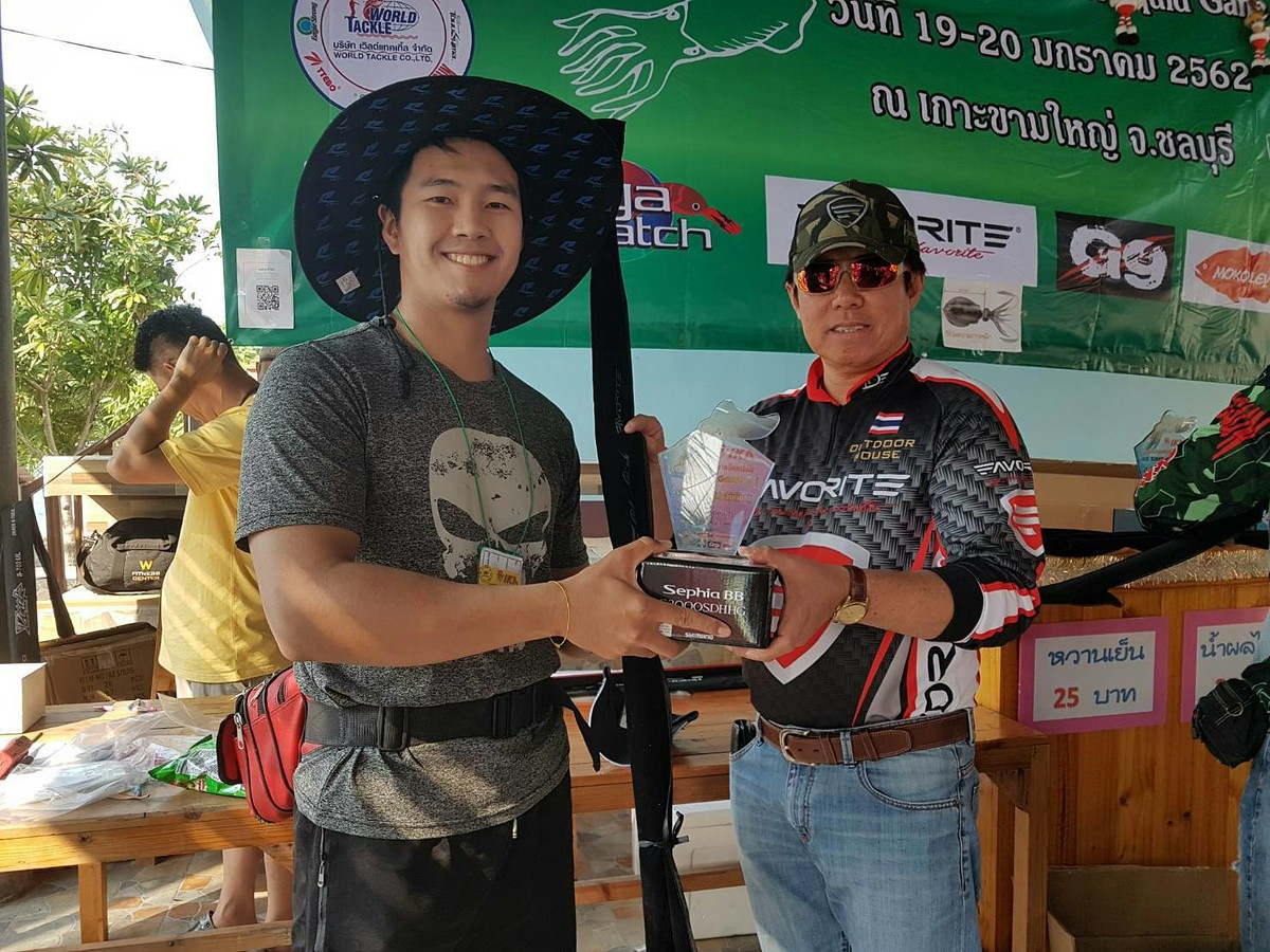 รางวัลอันดับที่ 3 รอกซีเฟีย บีบี คัน หมวก อุปกรณ์ครบเซ็ต และโล่รางวัลครับ จากทีม Rong Fishingshop บ้